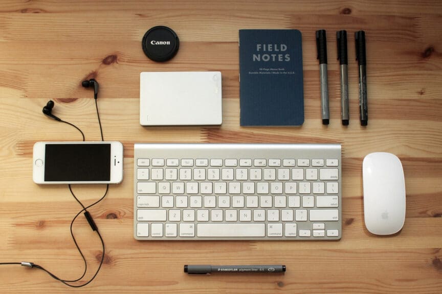 Gadżety biurowe z logo firmy – jak połączyć funkcjonalność z promocją?